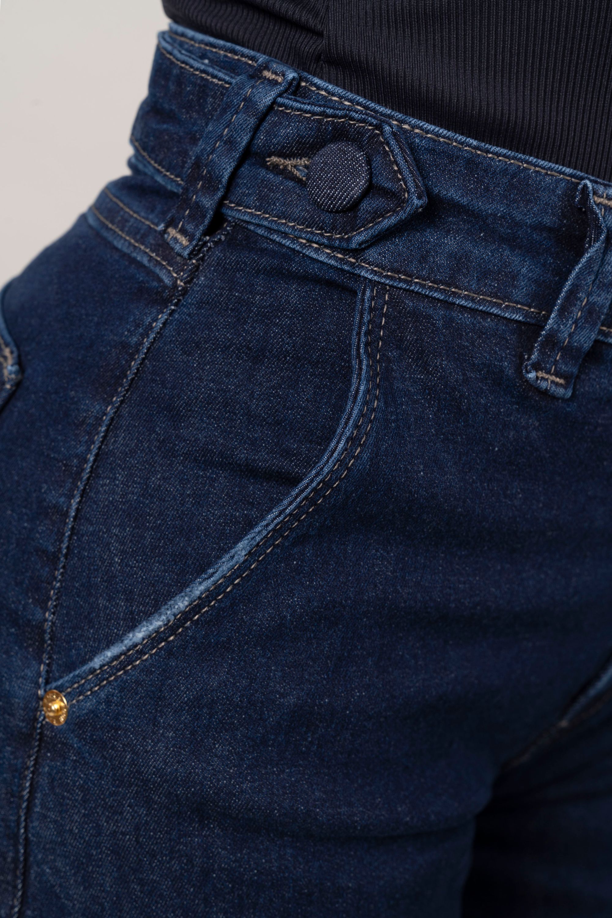 Calça Feminina Mom: Conforto e praticidade para o dia a dia.